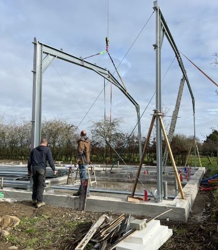 Montage d'un bâtiment en kit en acier galvanisé
